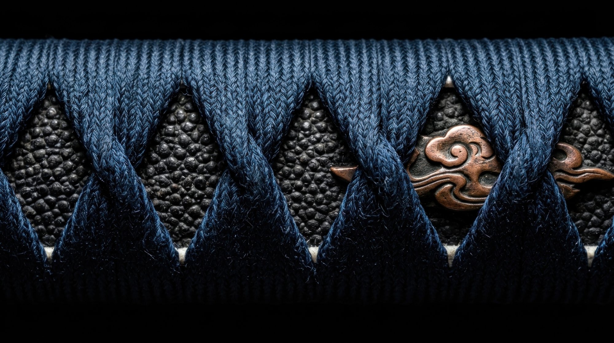 Ricamo su denim con dettagli metallici